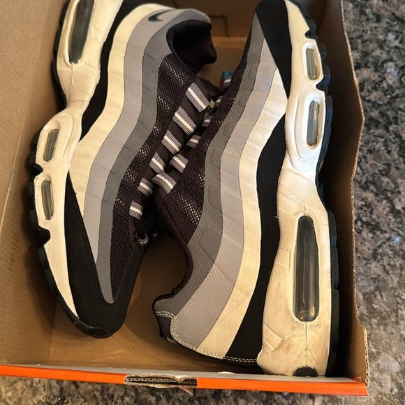 Nike Men's air max 95  Black and Gray Sneakers EUC 10.5 - Picture 15 of 16